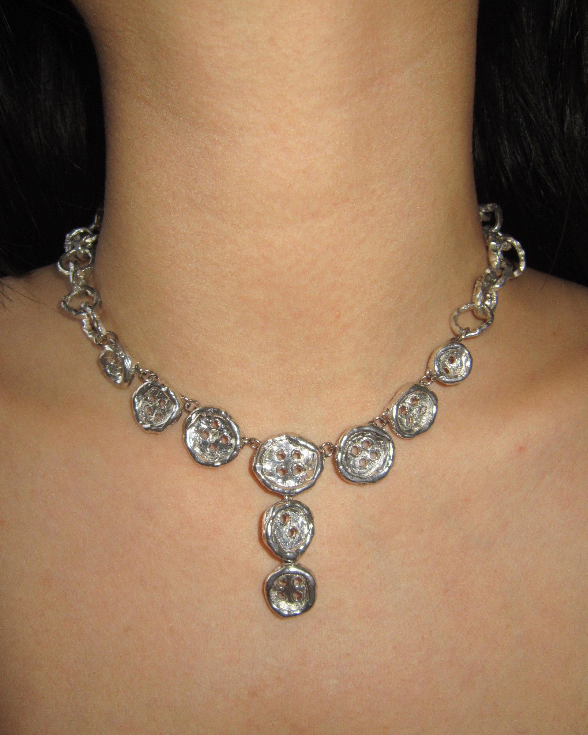 BUTTON COLLAR
