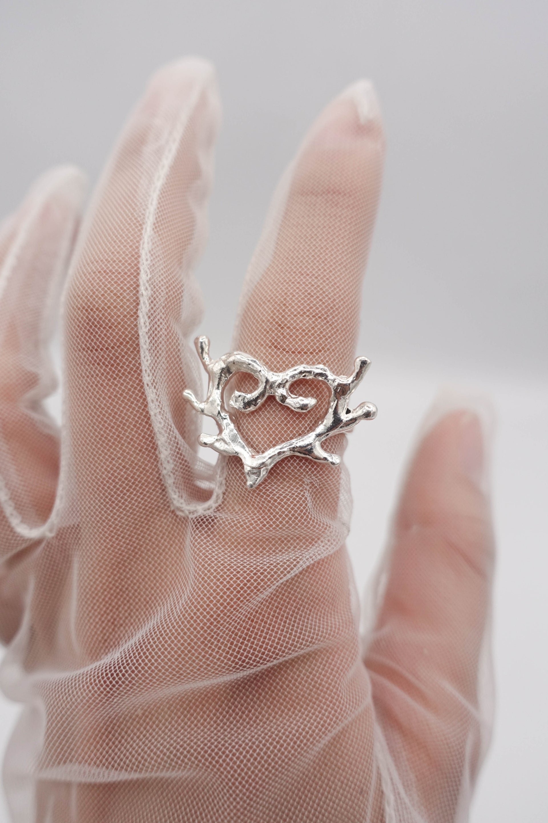 DEMURE RING