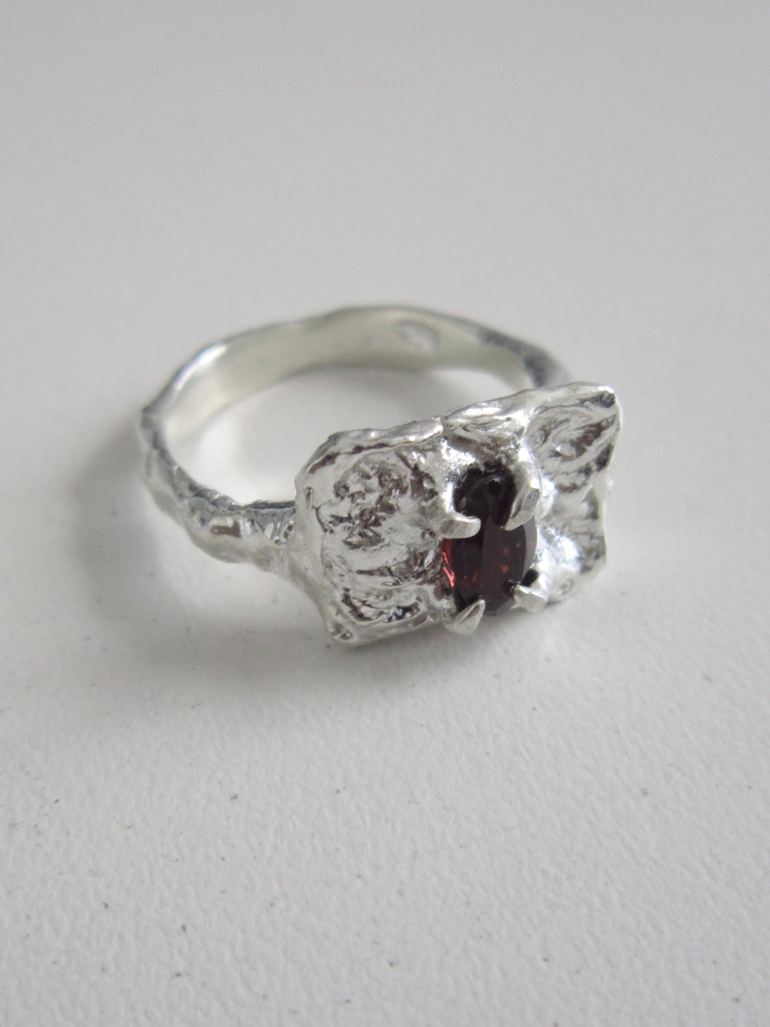 MEDALLION RING [SZ 6] [GARNET]