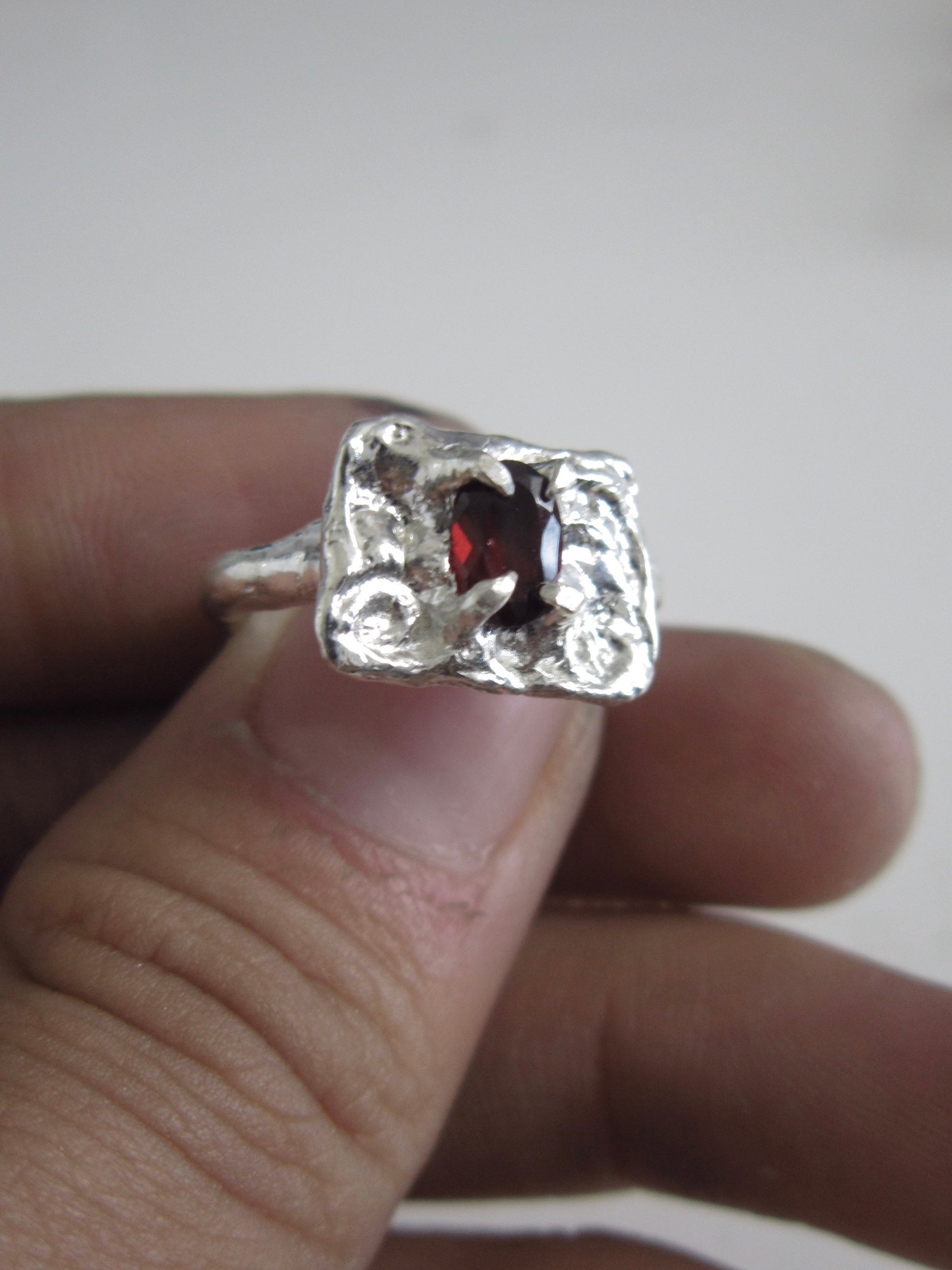 MEDALLION RING [SZ 6] [GARNET]