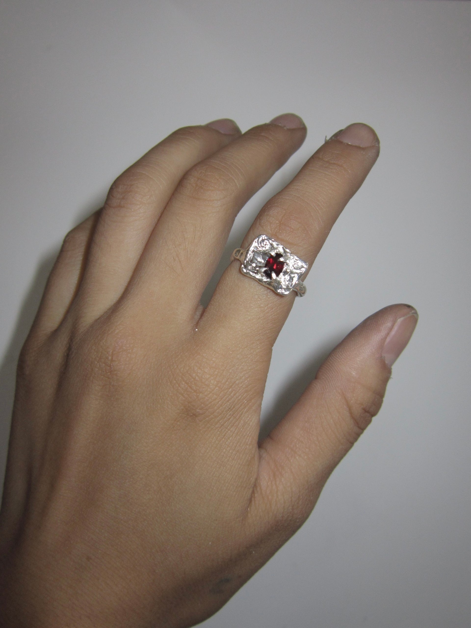 MEDALLION RING [SZ 6] [GARNET]