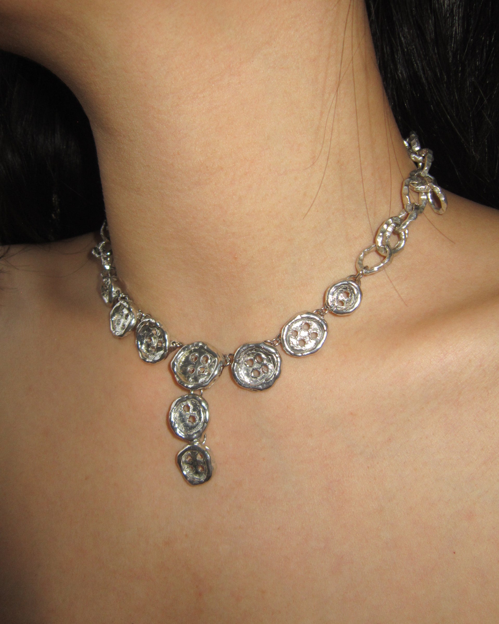 BUTTON COLLAR
