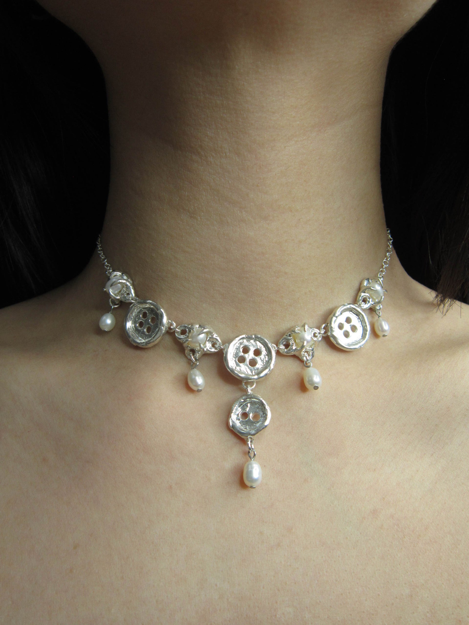 BELLE BUTTON COLLAR