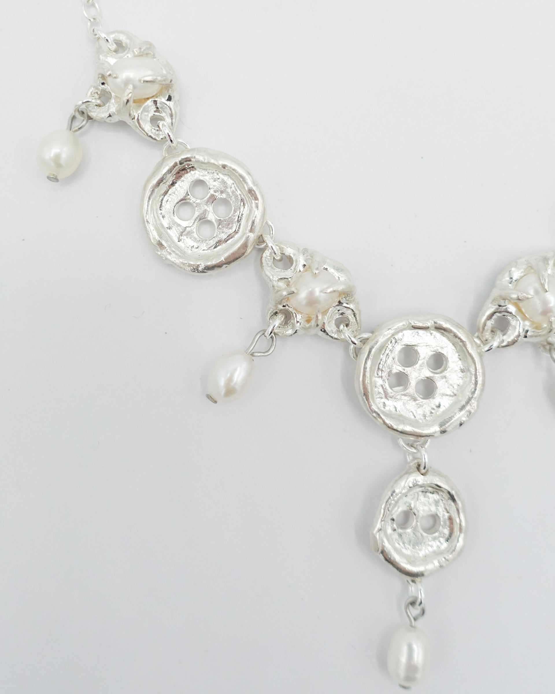 BELLE BUTTON COLLAR